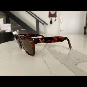 Ray-Ban Polarized 
RB2113 Wayfarer 909/47